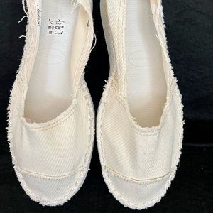 Havaianas Beige Corduroy slip ons